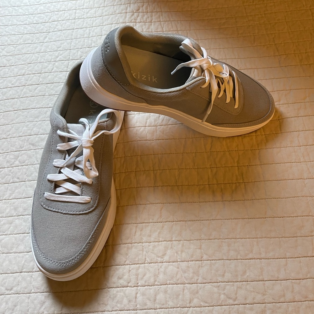 Kizik men’s size 7 wide gray slip on sneaker